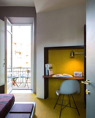 90平小公寓装修卧室小书桌设计
