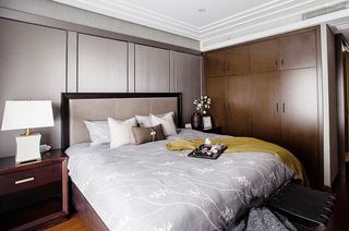 现代中式三居室装修主卧室床头软包