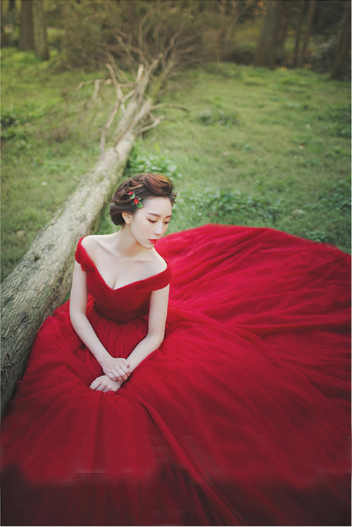 新娘婚纱红色_新娘穿红色婚纱图片