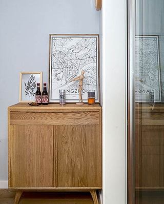 北欧风格小三室装修木质展示柜