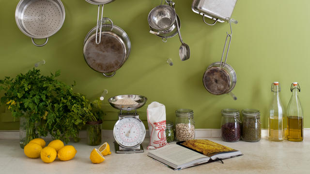 用灰褐色系涂料将乏味的白色厨房空间打造成温馨的家庭生活中心，或者用清爽的亮色系营造活力氛围。