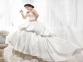上穿着雪白婚纱的新娘_新娘婚纱图片