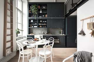 北欧风格单身公寓圆形餐桌图片
