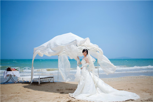 三亚婚纱照的图片_三亚海边婚纱照图片