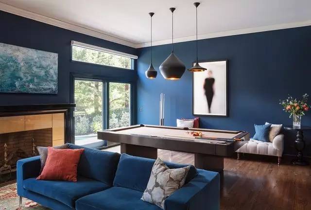 蓝色背景墙 蓝色沙发营造视觉的统一性