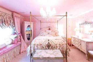 粉色女生卧室布置摆放图