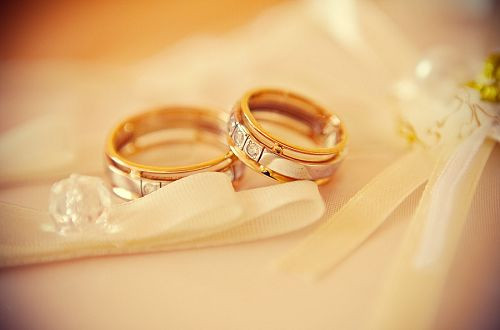 结婚戒指谁来买 结婚戒指属于三金吗
