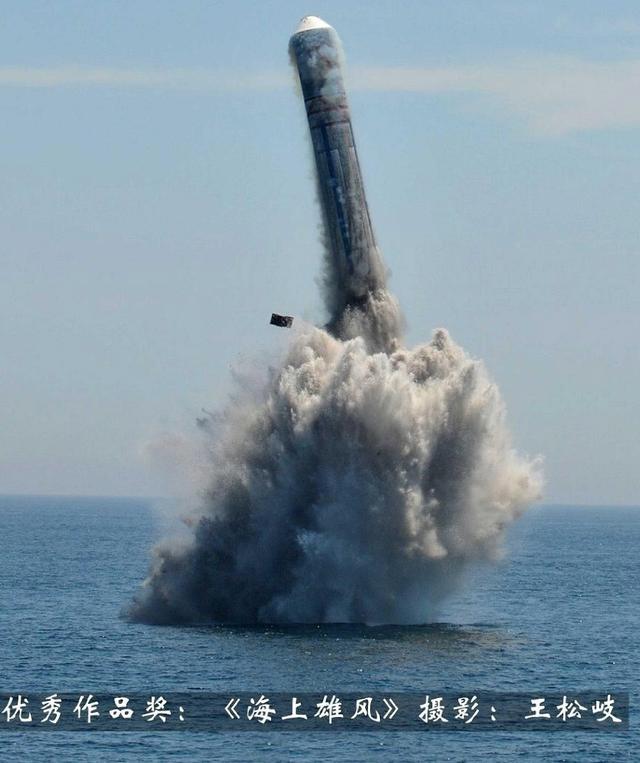 战略导弹刚发射就熄火差点砸中潜艇 美军看到这张照片却笑不起来