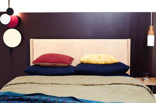 现代简约风格公寓卧室床头软包