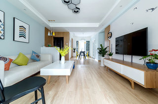107平北欧风格三居客厅木地板装修