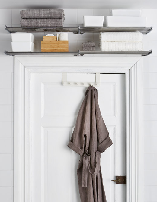 门框上安装一些金属搁板用以放置毛巾和其他物品，浴袍可悬挂在门上的挂衣架上。