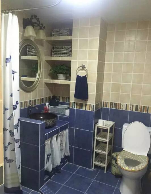 在包卫生间水管的时候留了个洞竟能做成壁龛,好看又实用!