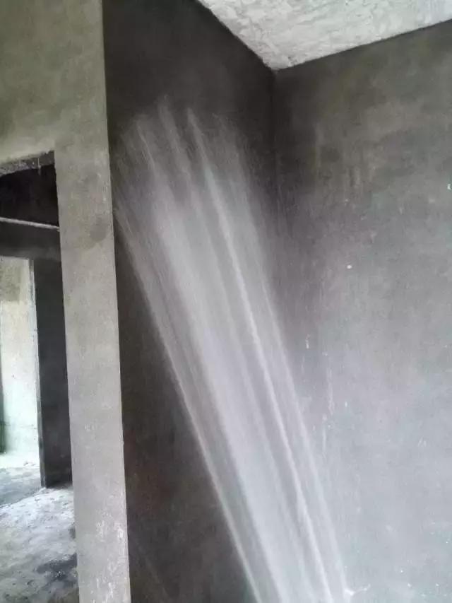 昆明装修｜砌好墙后一定要浇水养护，不然小心墙体不稳！