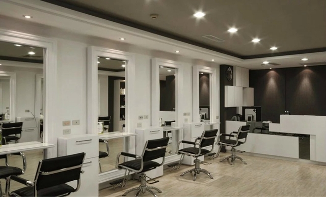 白色理发店装修图3/10