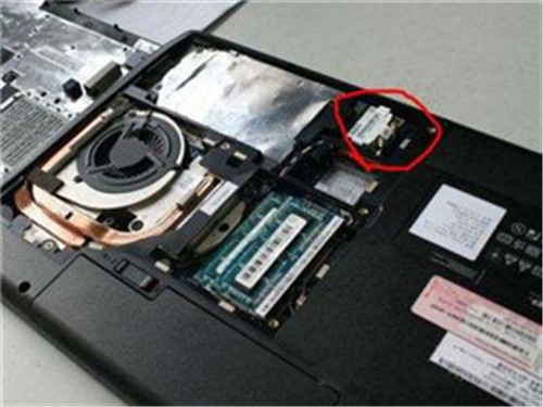 1,在安装时,要将它装在主板pci槽上,所以,要看无线网卡就必须要拆机