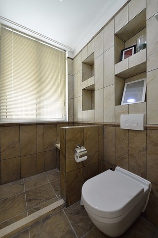现代美式风格卫生间装修设计图