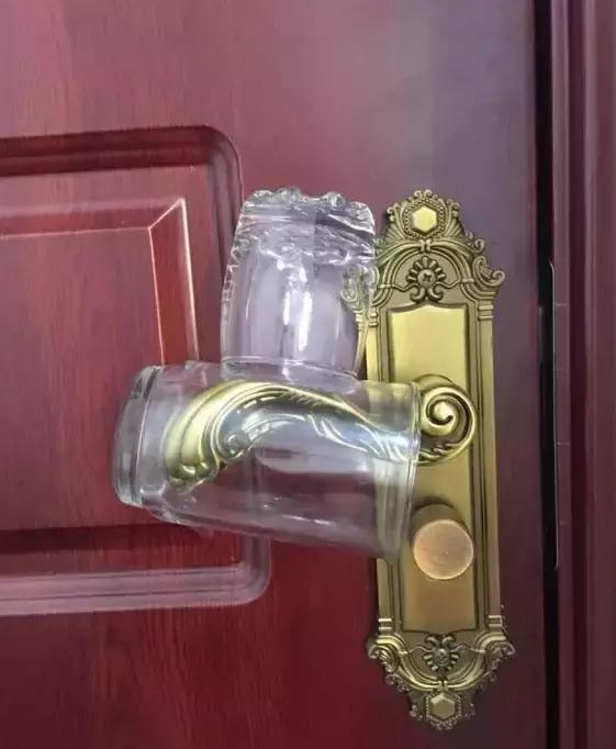 北京人在外住宾馆，熄灯前一定要套2个杯子在门把上，能救命的！