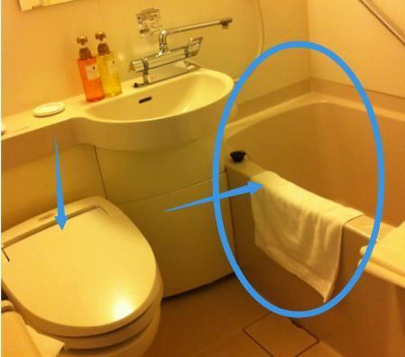 北京亲戚家的2平米超小厕所，马桶洗手台浴缸全都有，厉害了吧！
