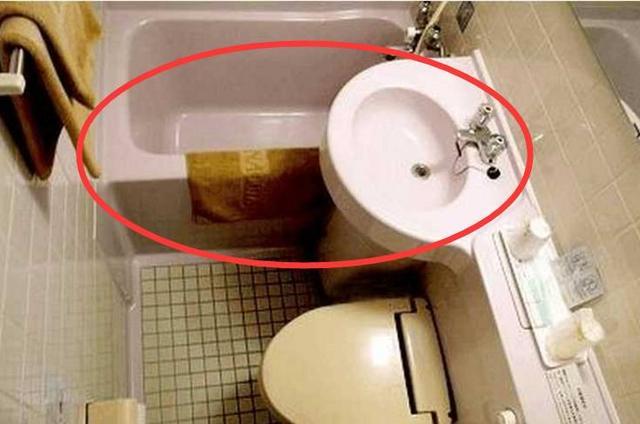 北京亲戚家的2平米超小厕所，马桶洗手台浴缸全都有，厉害了吧！