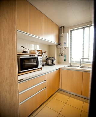 三居室现代简约厨房装修设计图