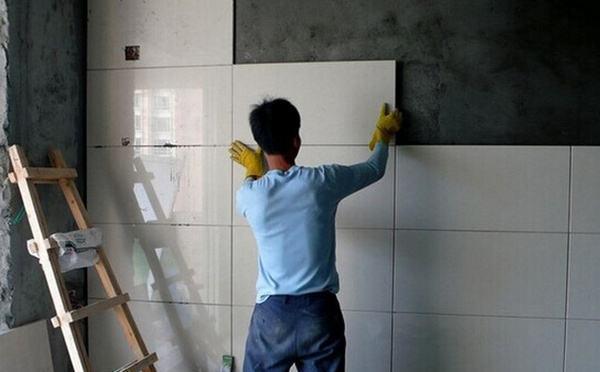 家里装修可别再用水泥贴墙砖了，用这个三十年都不会脱落！