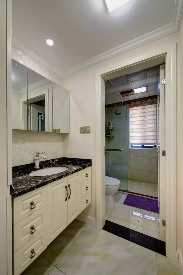 卫生间把洗手盆安排在门外,采用玉质的地砖,在温润的空间基调搭配下