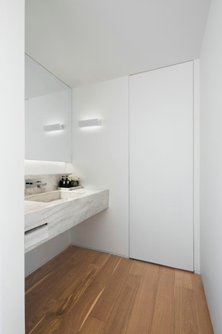 极简白色原木风公寓卫生间装修效果图