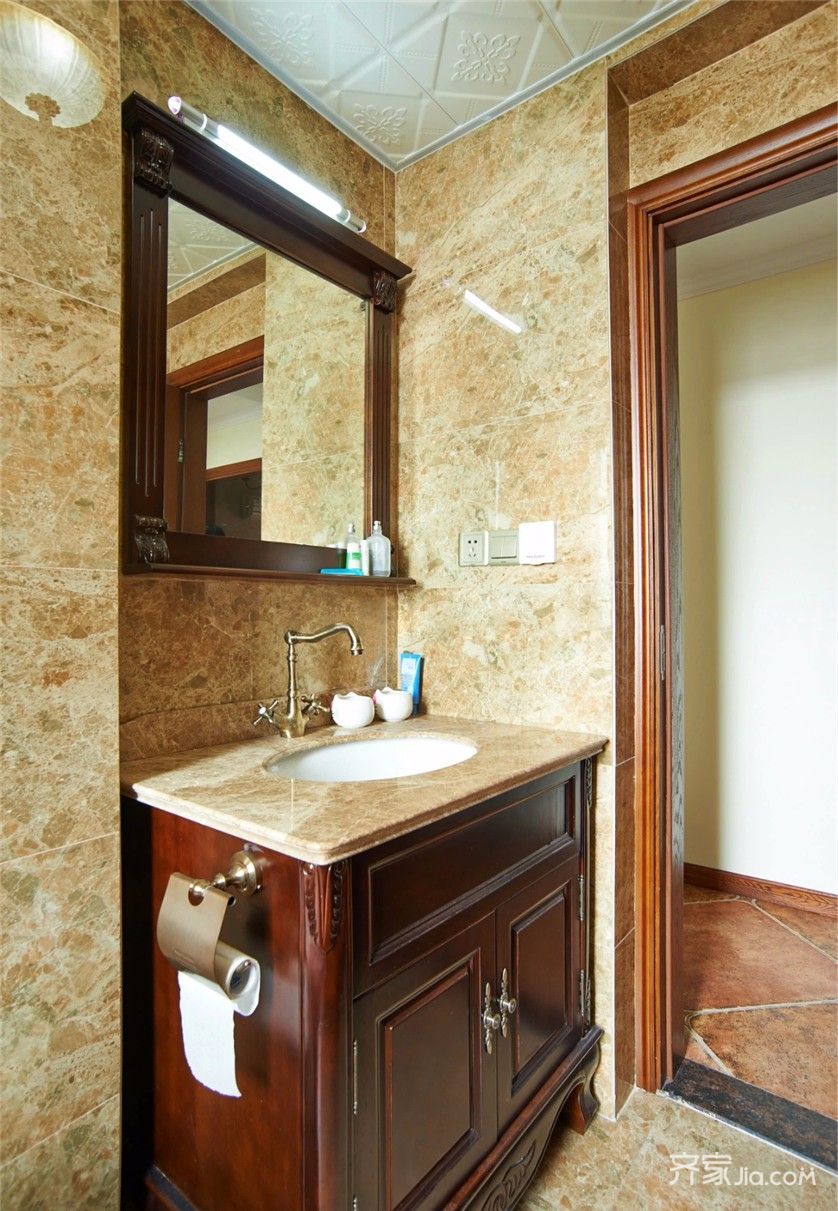 美式风格三居装修浴室柜设计图