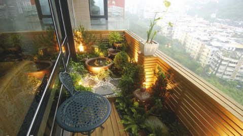 厉害了！看90后小伙如何从零开始在家中阳台搭建微型花园