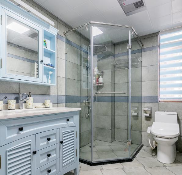 传统的淋浴房已经落伍，现在大家都喜欢这样做，节省空间又省钱