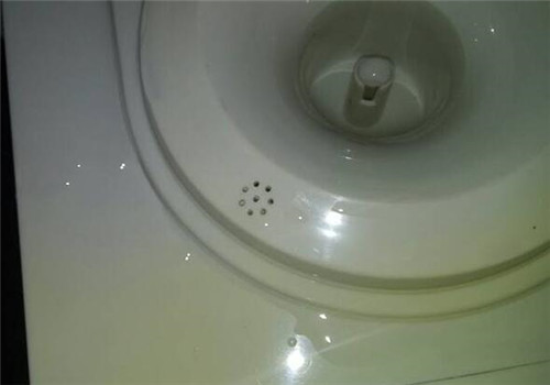 饮水机漏水怎么办 饮水机该如何清洗呢