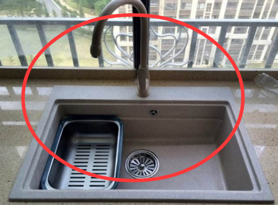 越来越多人在厨房都不装不锈钢水槽了，如今流行装这种，太聪明了