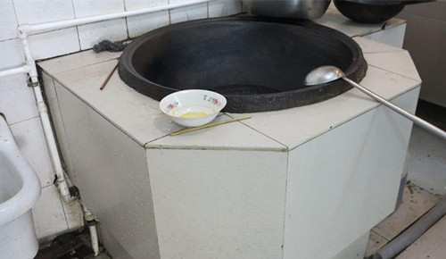 厨房一般空间都比较大,除了砌锅台以外,可以设计洗碗水槽和液化气灶台