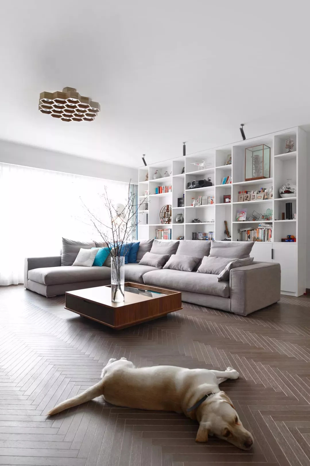 客厅的沙发可以不靠墙摆这样做让人感觉客厅更大气