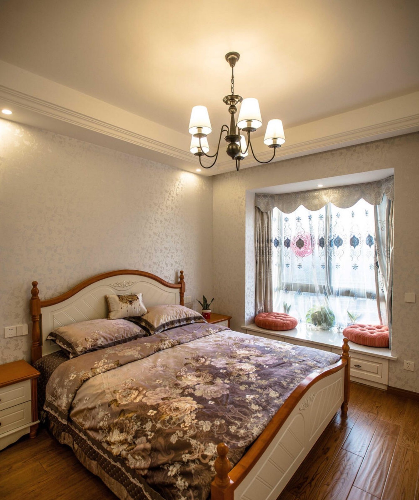 主卧床头背景都是简单的木线条做白漆,墙面贴无缝墙布,营造温馨简单的