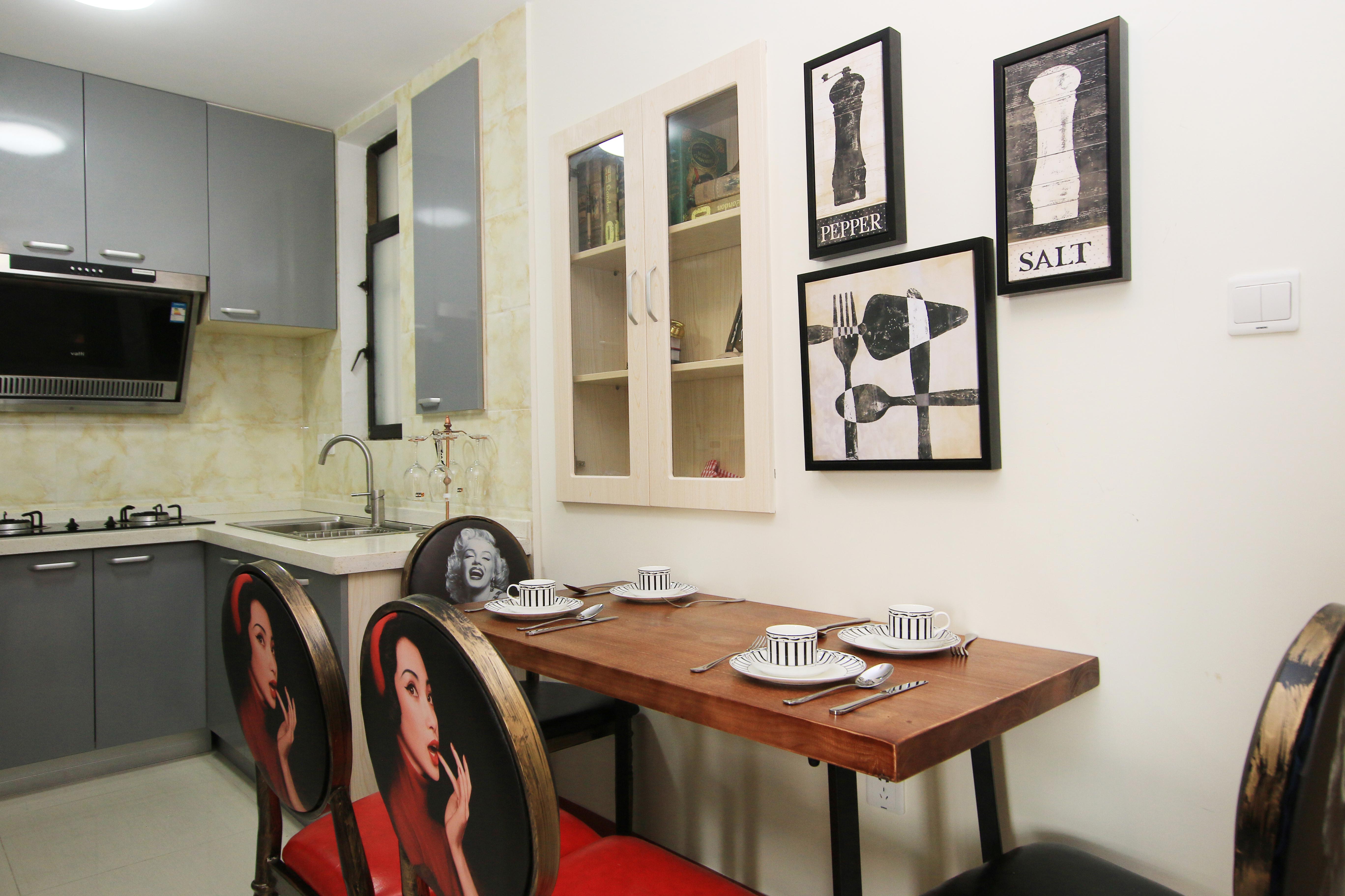 85㎡现代风格二居室装修餐厅背景墙效果图