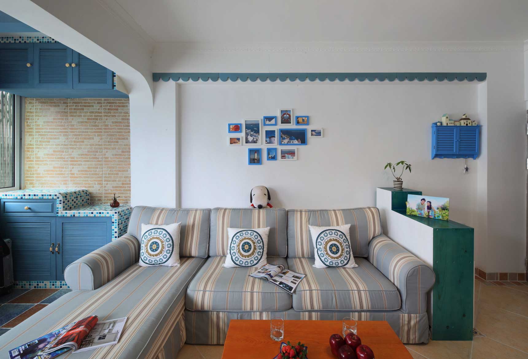 地中海风格二居室装修沙发背景墙布置图