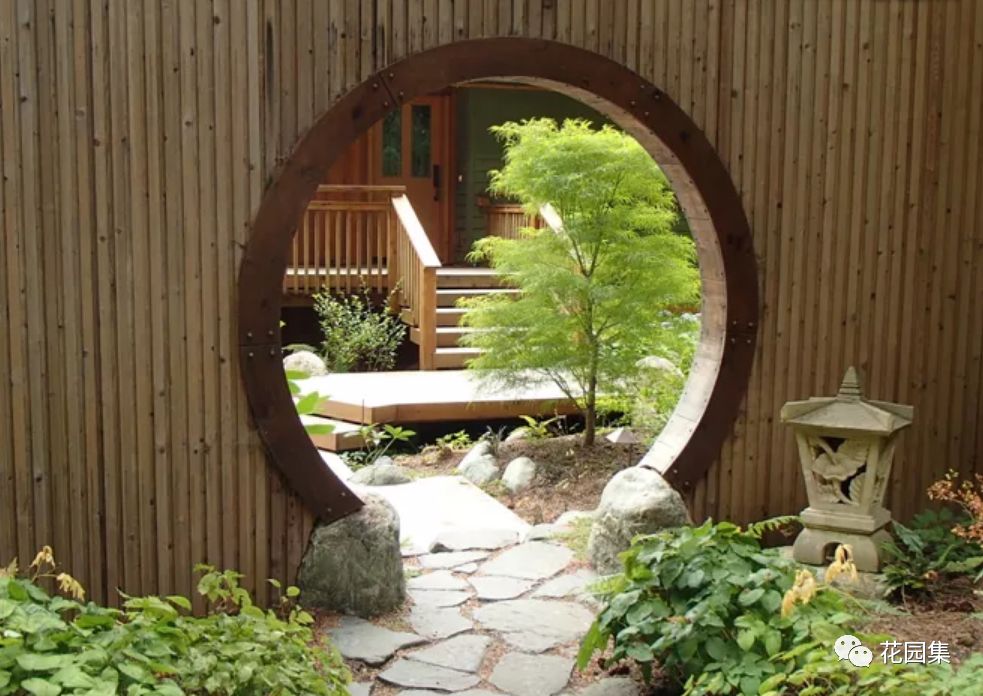 优雅的月亮门为现代花园营造出一番宁静和神秘