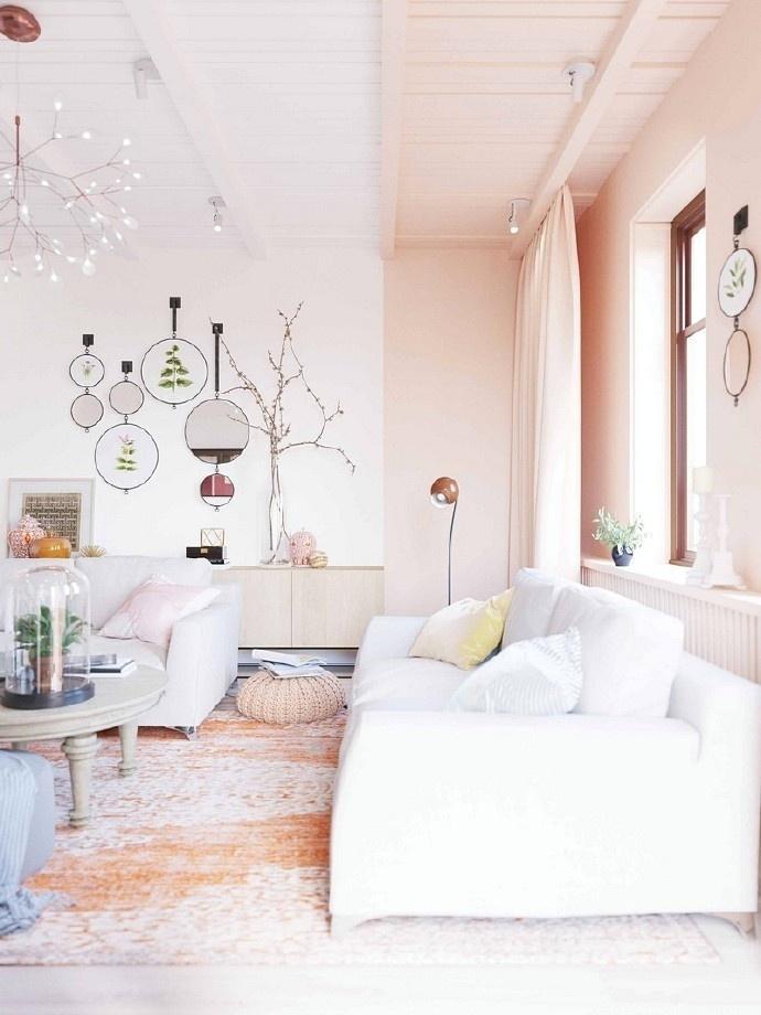 暖橘色的窗帘，白色的沙发，温馨舒适。