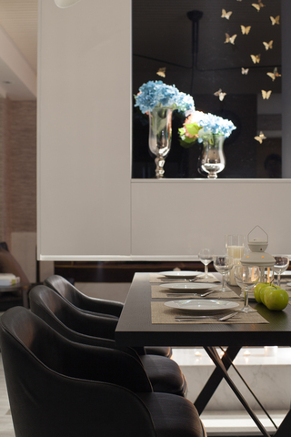 145平现代风格三居装修餐桌椅设计