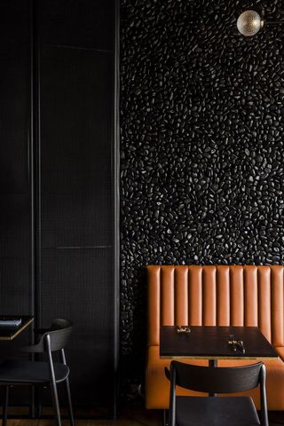 黑色现代风烧烤店背景墙装修设计图