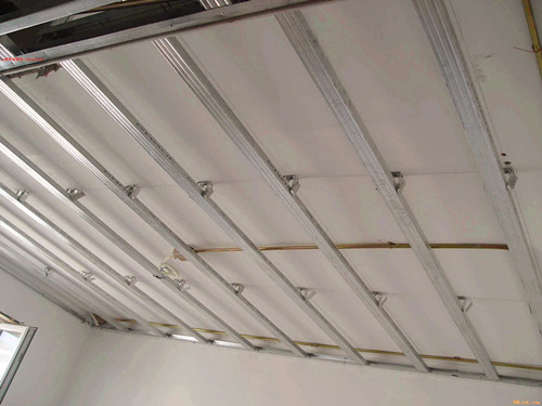 吊顶隔热的材料具有非常好的隔热效果,能够阻止外界的热量进入室内