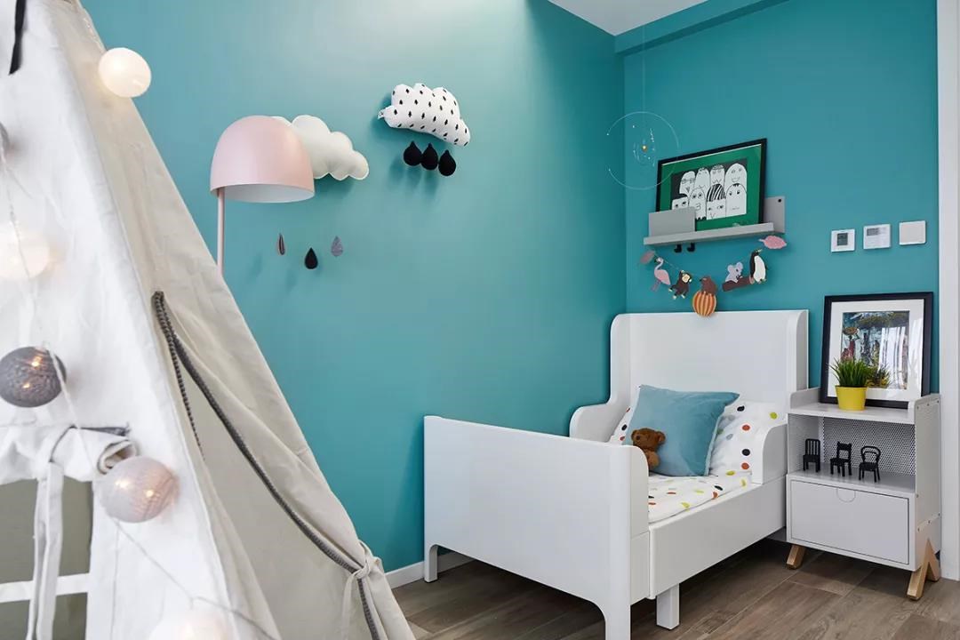 儿童房墙面通刷孔雀蓝的乳胶漆,结合满满童趣的小尺寸家具布置,软萌