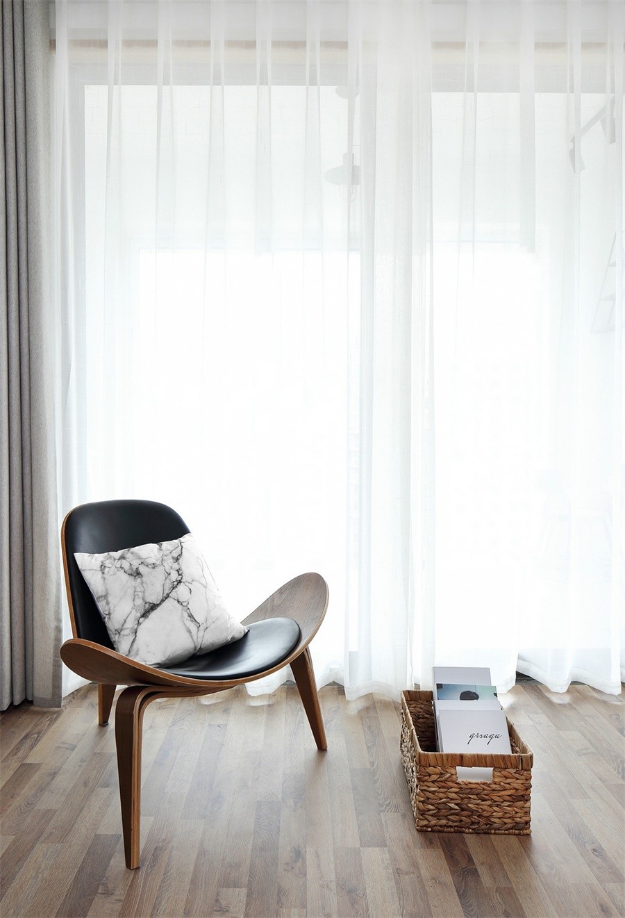 客厅近景,个性的木质单人沙发,简约舒适