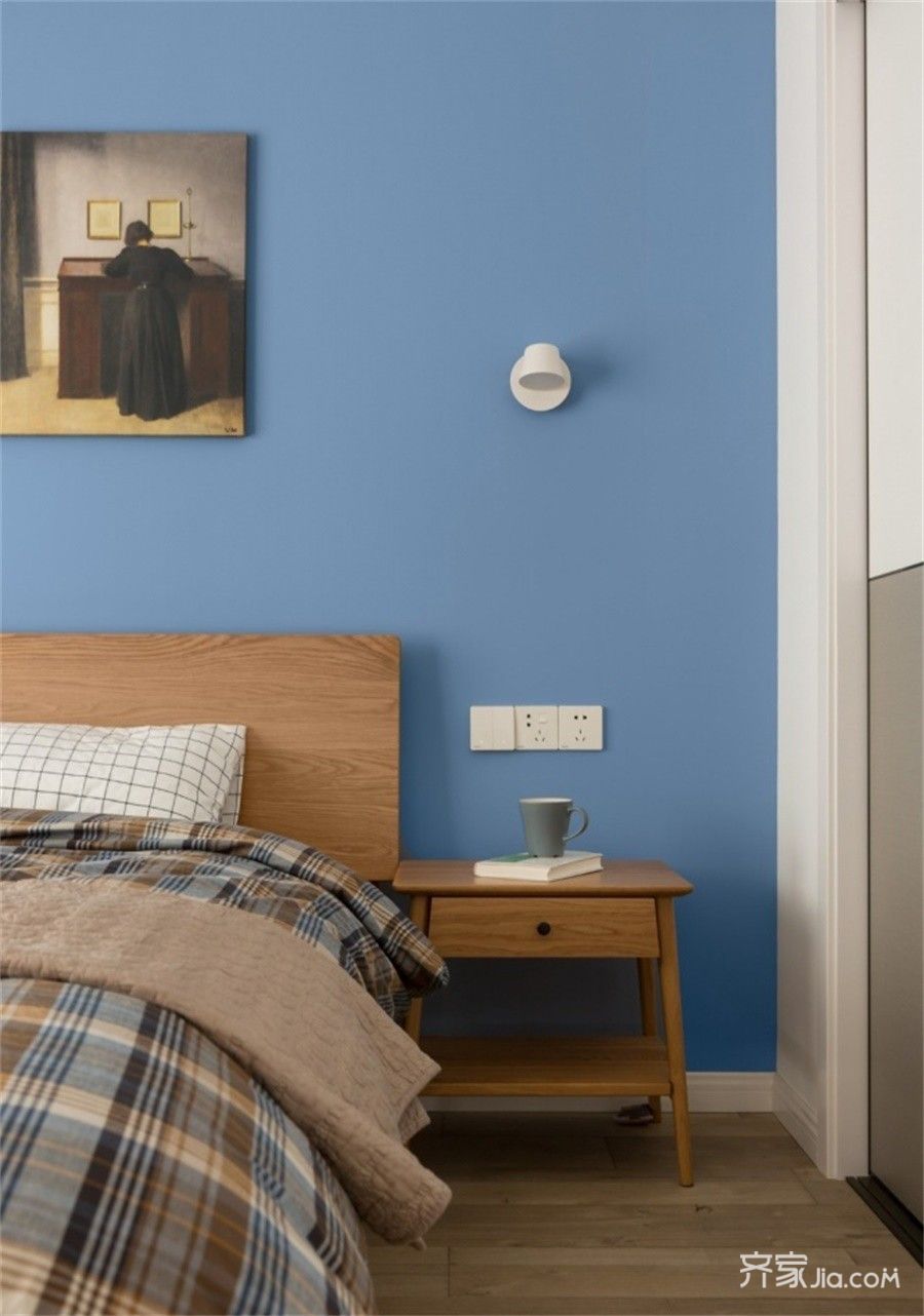 主卧室,蓝色墙面,实木床