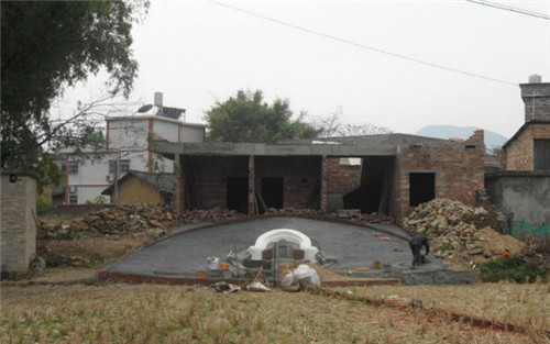 梦境解析，睡在墓地旁的房屋，潜意识的隐喻与象征