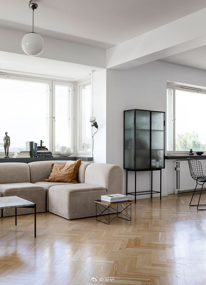白墙木地板的基本搭配,挑选的家具一定要有质感