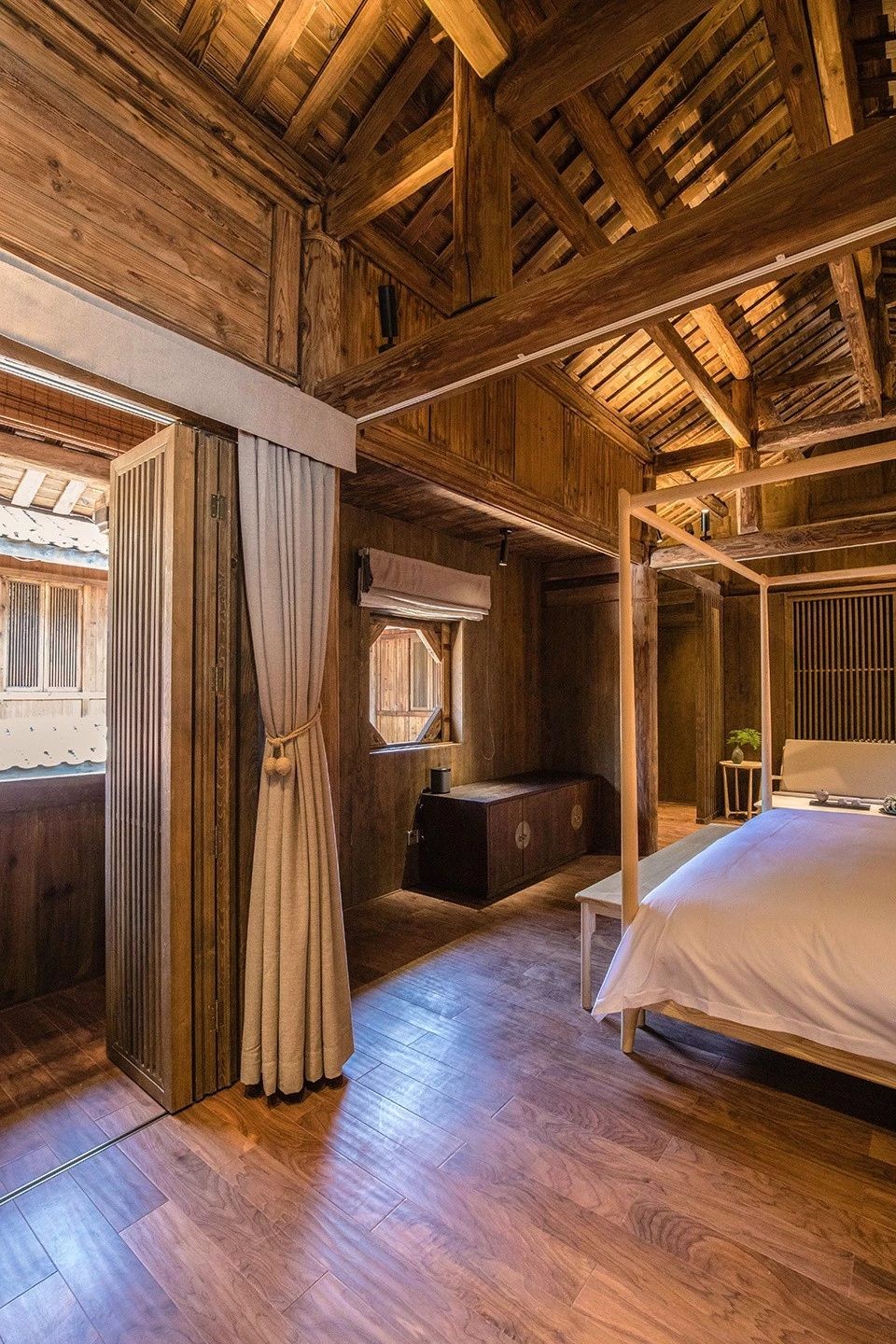 卧室的床采用古代汉族卧具架子床