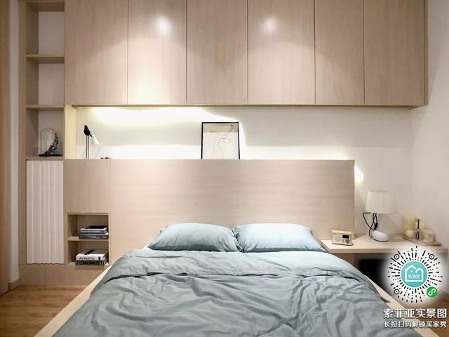 把床头一整面墙做成柜子,增加卧室的收纳展示空间