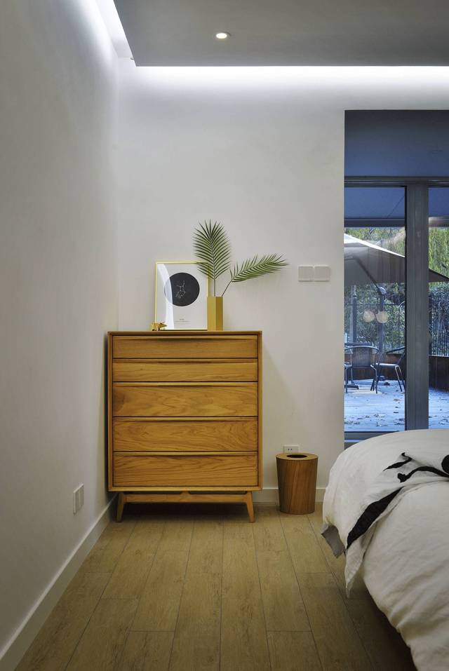 130平简约风三居装修卧室斗柜设计图